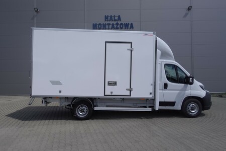 Toyota PROACE MAX z rabatem 52 000 zł netto. Auta z zabudową kontenerową z krótkim terminem odbioru