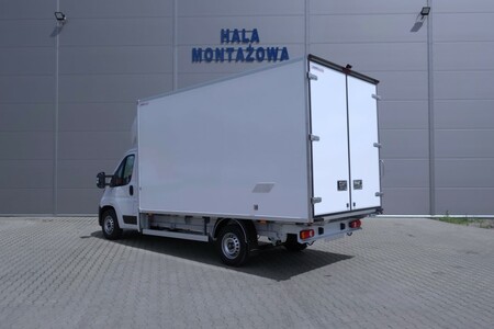 Toyota PROACE MAX z rabatem 52 000 zł netto. Auta z zabudową kontenerową z krótkim terminem odbioru