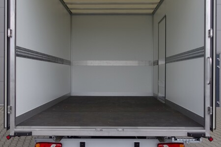 Toyota PROACE MAX z rabatem 52 000 zł netto. Auta z zabudową kontenerową z krótkim terminem odbioru