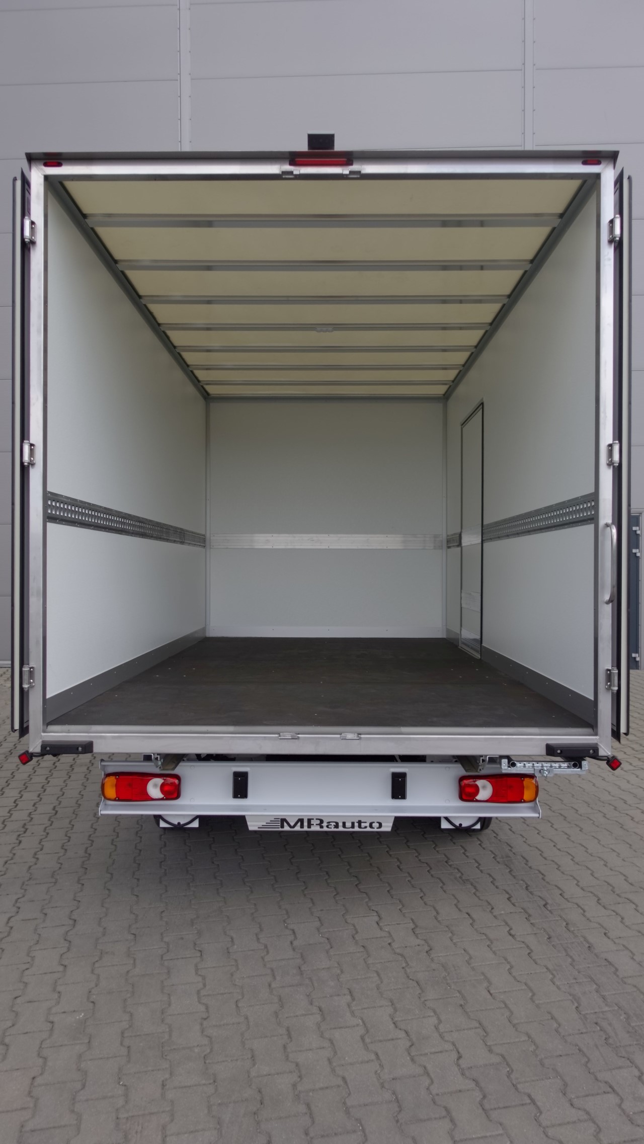 Toyota PROACE MAX z rabatem 52 000 zł netto. Auta z zabudową kontenerową z krótkim terminem odbioru