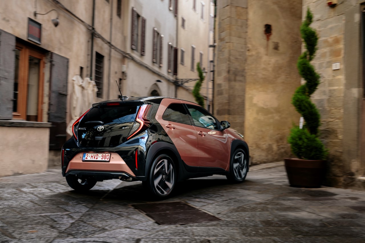 Sukces przedsprzedaży hybrydowej Toyoty Aygo X. Prawie 500 zamówionych aut