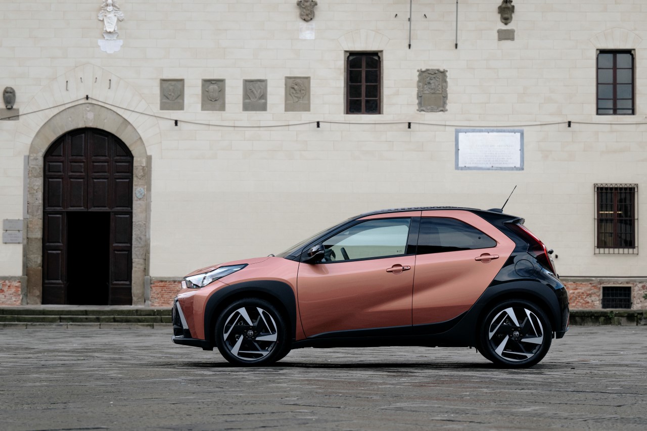 Sukces przedsprzedaży hybrydowej Toyoty Aygo X. Prawie 500 zamówionych aut