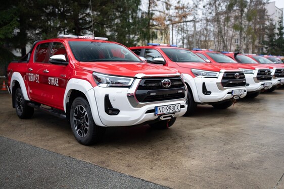 Toyoty Hilux dla straży pożarnej. Dziesięć samochodów rozpoczęło już służbę