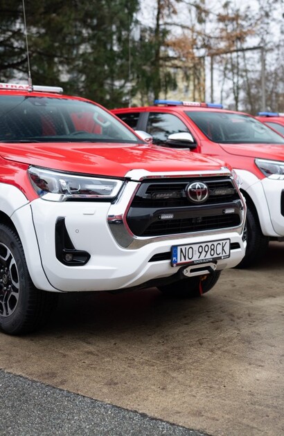 Toyoty Hilux dla straży pożarnej. Dziesięć samochodów rozpoczęło już służbę