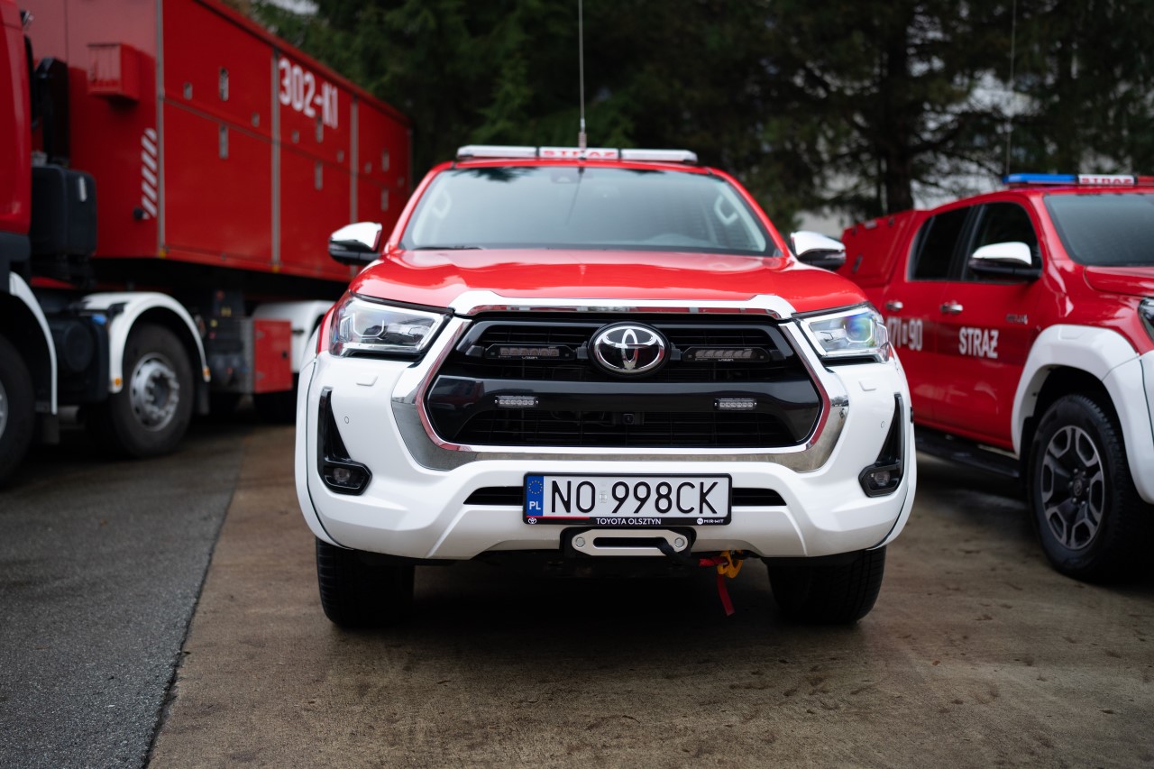 Toyoty Hilux dla straży pożarnej. Dziesięć samochodów rozpoczęło już służbę