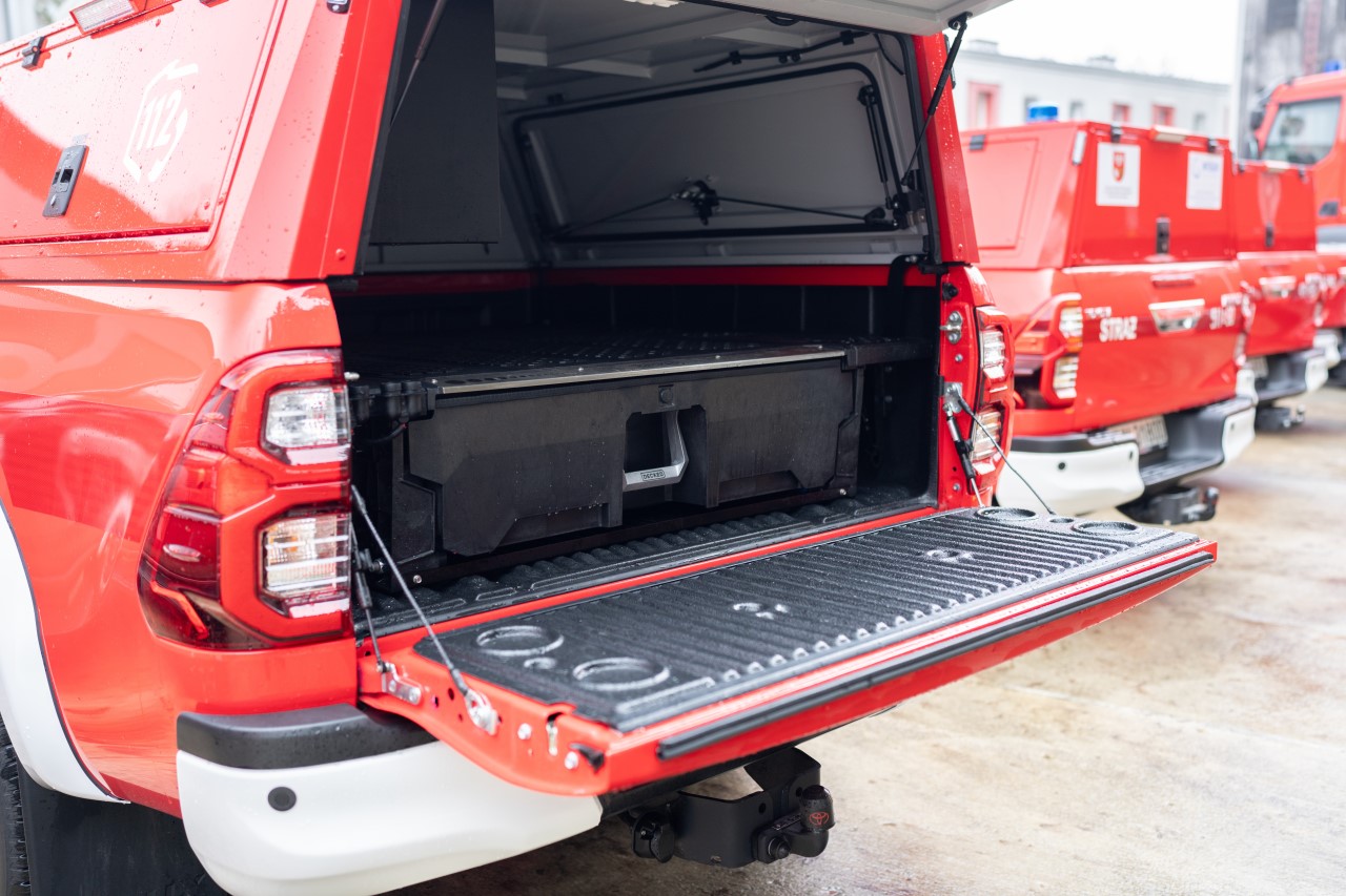 Toyoty Hilux dla straży pożarnej. Dziesięć samochodów rozpoczęło już służbę