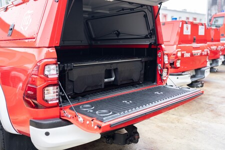 Toyoty Hilux dla straży pożarnej. Dziesięć samochodów rozpoczęło już służbę