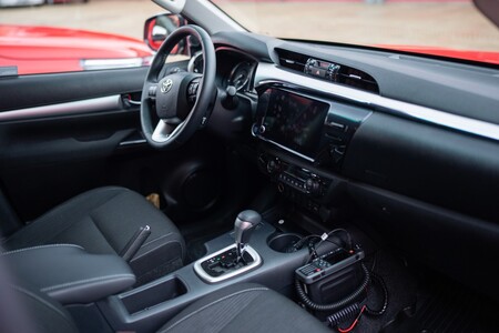 Toyoty Hilux dla straży pożarnej. Dziesięć samochodów rozpoczęło już służbę