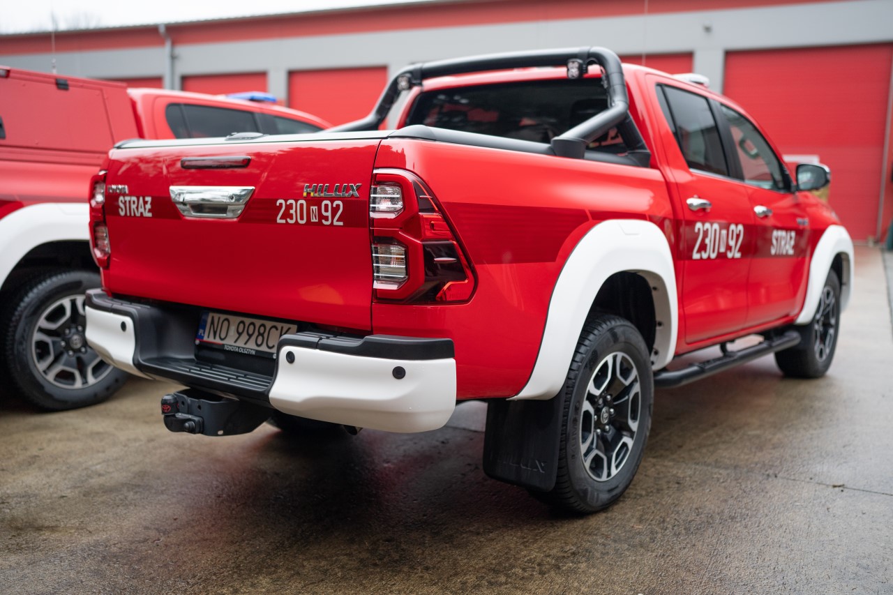 Toyoty Hilux dla straży pożarnej. Dziesięć samochodów rozpoczęło już służbę