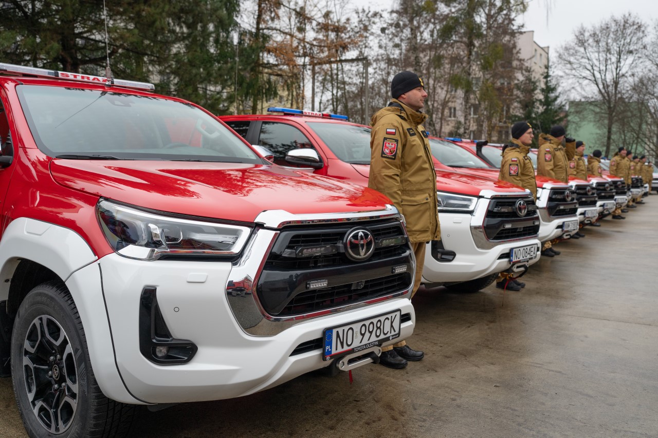 Toyoty Hilux dla straży pożarnej. Dziesięć samochodów rozpoczęło już służbę