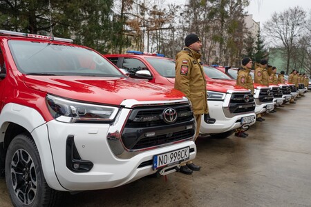 Toyoty Hilux dla straży pożarnej. Dziesięć samochodów rozpoczęło już służbę