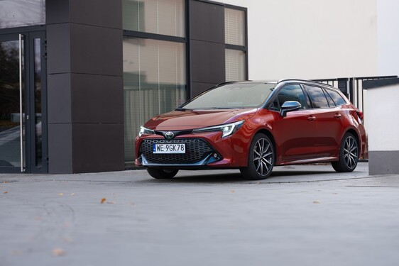 Polacy kupili ponad 81 tys. hybryd Toyoty w 2025 roku. Cztery modele z najwyższą sprzedażą w historii