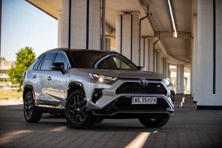Polacy kupili ponad 81 tys. hybryd Toyoty w 2025 roku. Cztery modele z najwyższą sprzedażą w historii