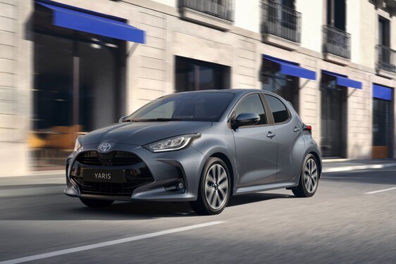Toyota Yaris z roku modelowego 2026 zyskuje nowe lakiery, odświeżone wnętrze i bogatsze wyposażenie