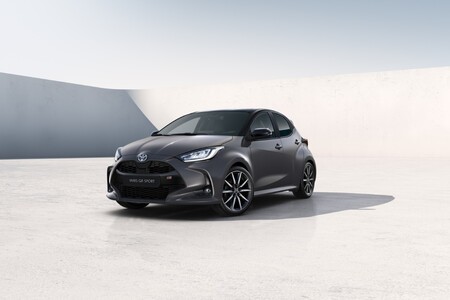 Toyota Yaris z roku modelowego 2026 zyskuje nowe lakiery, odświeżone wnętrze i bogatsze wyposażenie