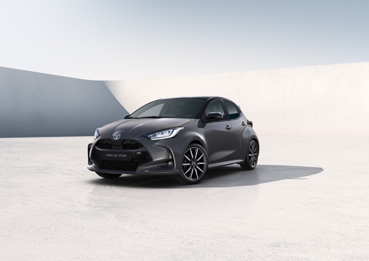 Toyota Yaris z roku modelowego 2026 zyskuje nowe lakiery, odświeżone wnętrze i bogatsze wyposażenie