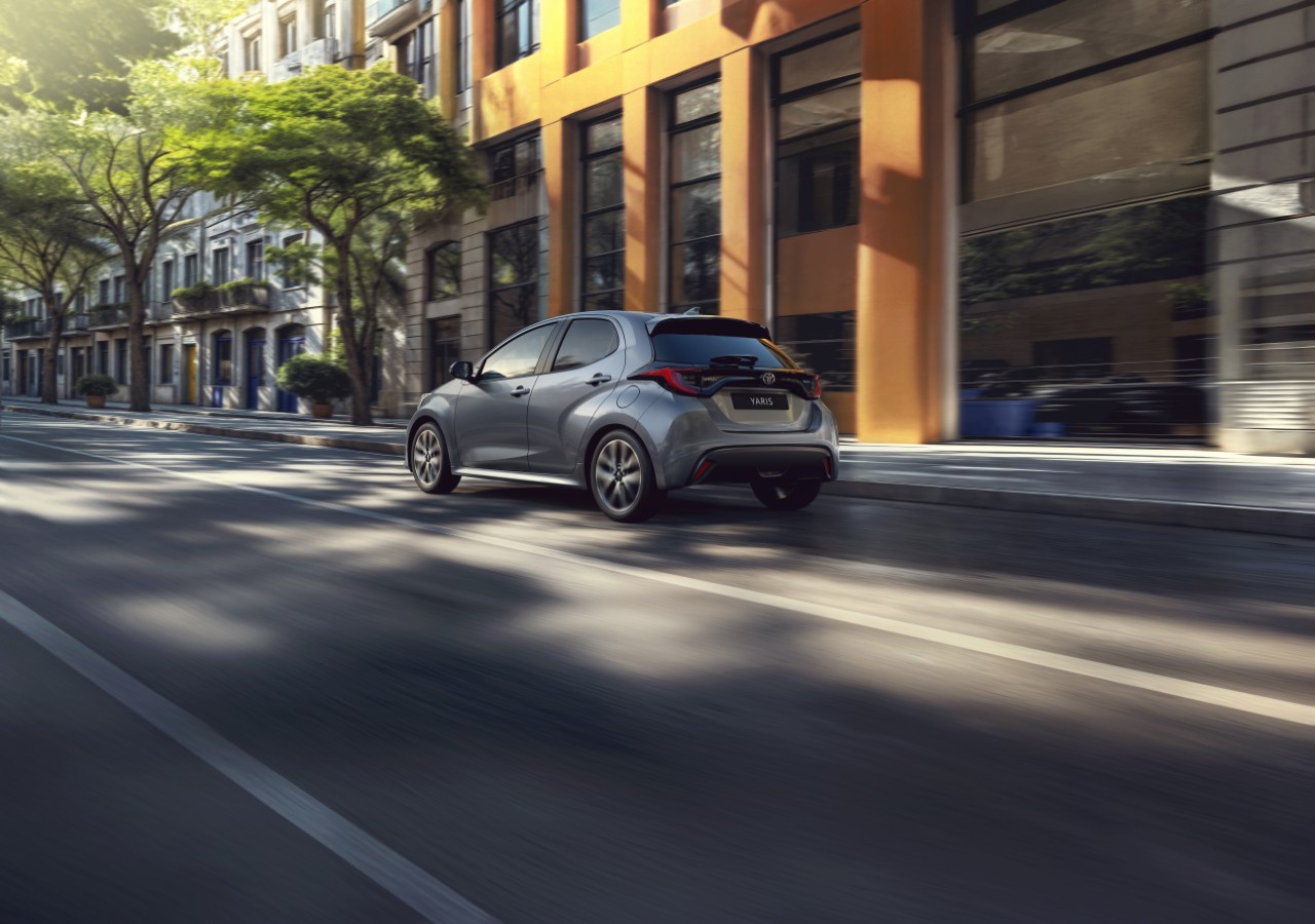 Toyota Yaris z roku modelowego 2026 zyskuje nowe lakiery, odświeżone wnętrze i bogatsze wyposażenie