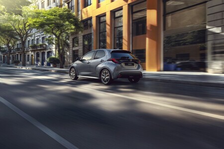 Toyota Yaris z roku modelowego 2026 zyskuje nowe lakiery, odświeżone wnętrze i bogatsze wyposażenie