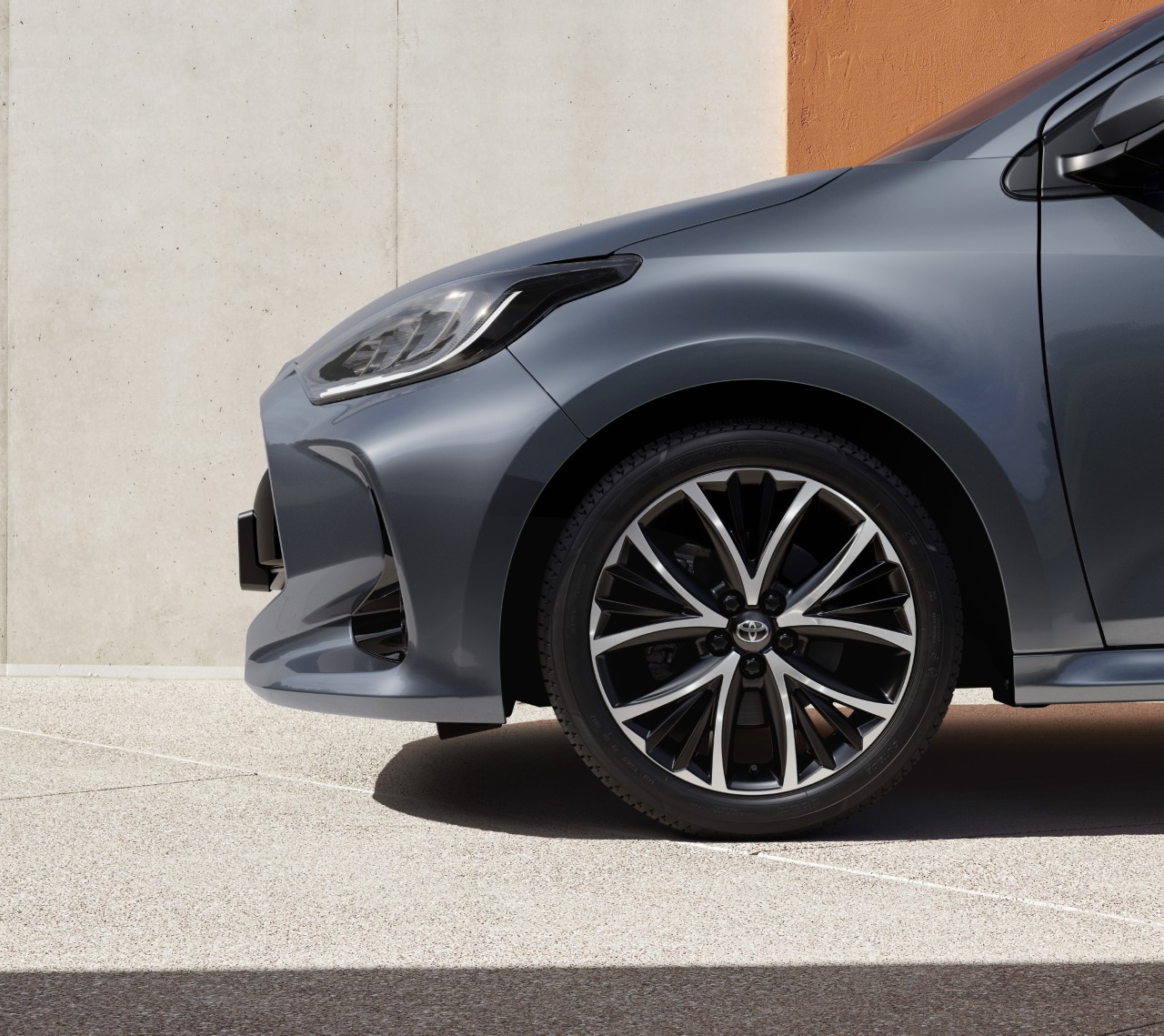 Toyota Yaris z roku modelowego 2026 zyskuje nowe lakiery, odświeżone wnętrze i bogatsze wyposażenie