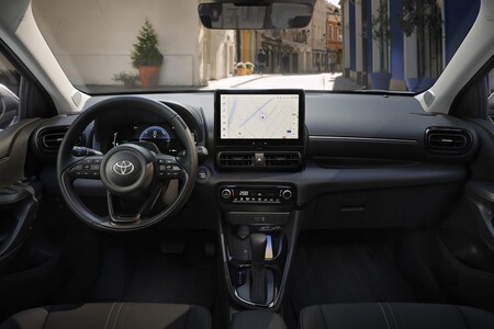 Toyota Yaris z roku modelowego 2026 zyskuje nowe lakiery, odświeżone wnętrze i bogatsze wyposażenie