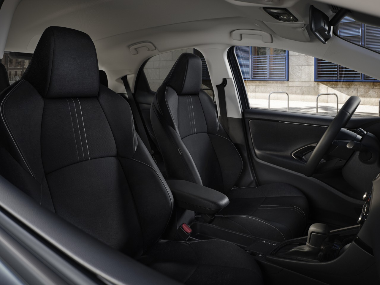 Toyota Yaris z roku modelowego 2026 zyskuje nowe lakiery, odświeżone wnętrze i bogatsze wyposażenie