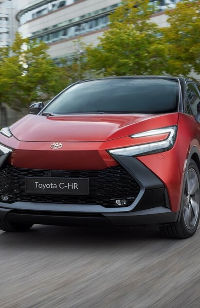 Oszczędne hybrydy plug-in Toyota C-HR i Prius z rabatami do 35 000 zł w wyprzedaży rocznika 2025