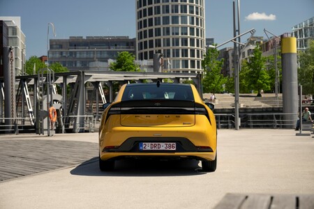 Oszczędne hybrydy plug-in Toyota C-HR i Prius z rabatami do 35 000 zł w wyprzedaży rocznika 2025