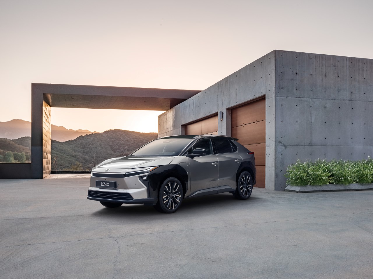 Toyota bZ4X w obniżonych cenach. Elektryczny SUV już od 165 900 zł