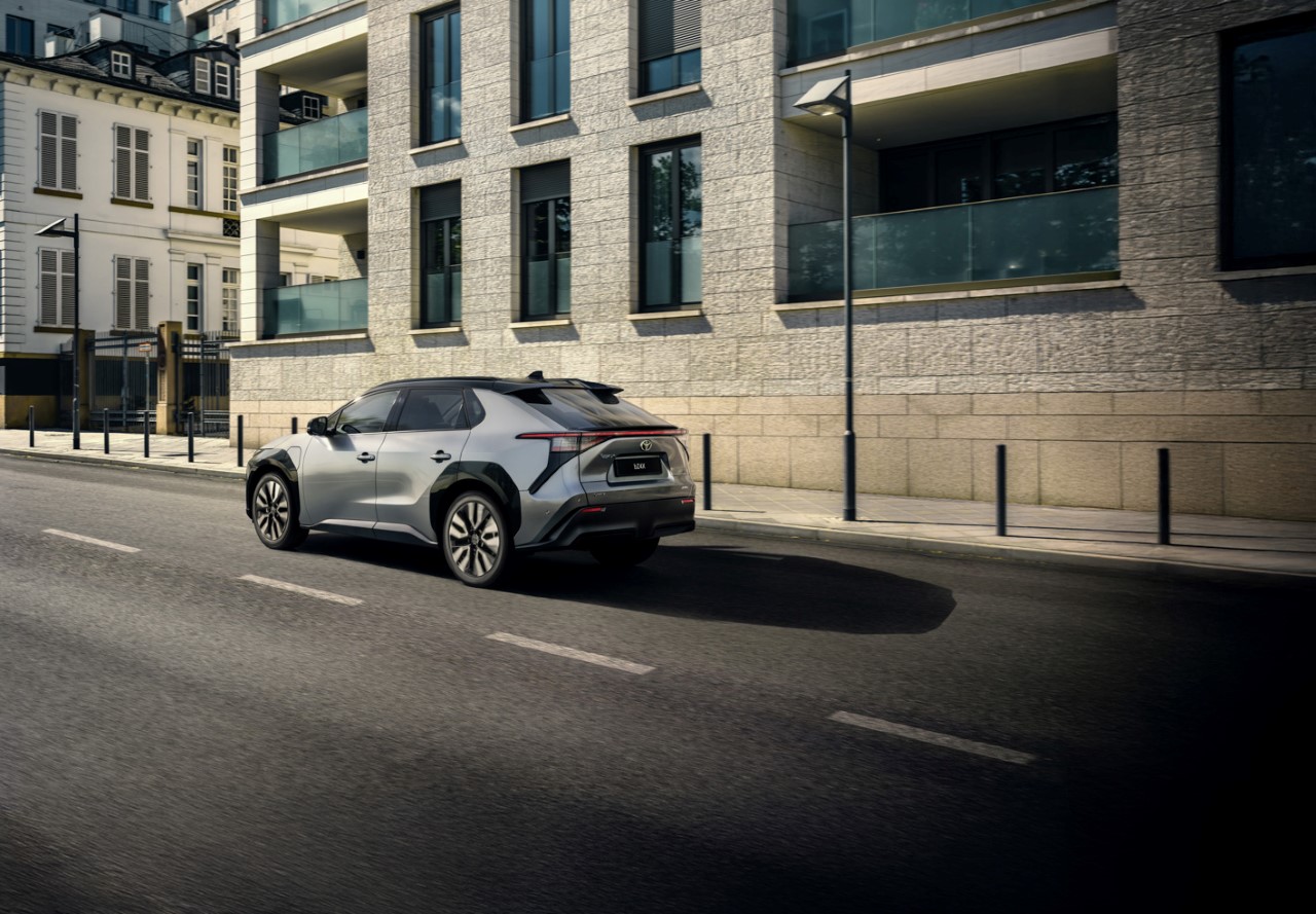 Toyota bZ4X w obniżonych cenach. Elektryczny SUV już od 165 900 zł