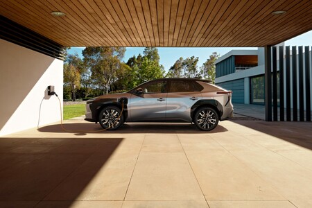 Toyota bZ4X w obniżonych cenach. Elektryczny SUV już od 165 900 zł