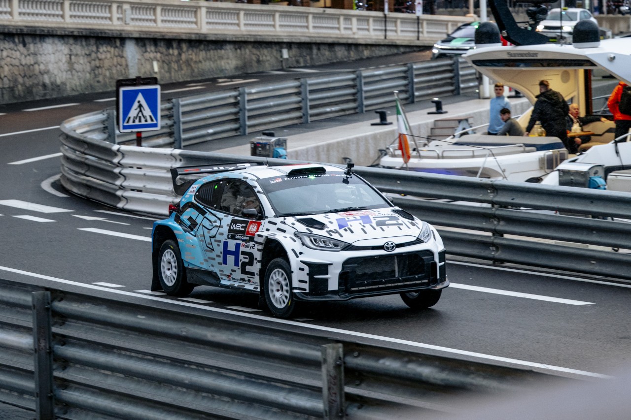 Wodorowy GR Yaris Rally2 H2 Concept na legendarnym torze w Monako. Za kierownicą Akio Toyoda