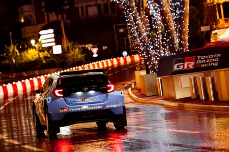 Wodorowy GR Yaris Rally2 H2 Concept na legendarnym torze w Monako. Za kierownicą Akio Toyoda