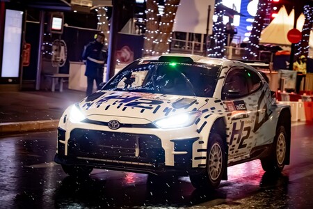 Wodorowy GR Yaris Rally2 H2 Concept na legendarnym torze w Monako. Za kierownicą Akio Toyoda