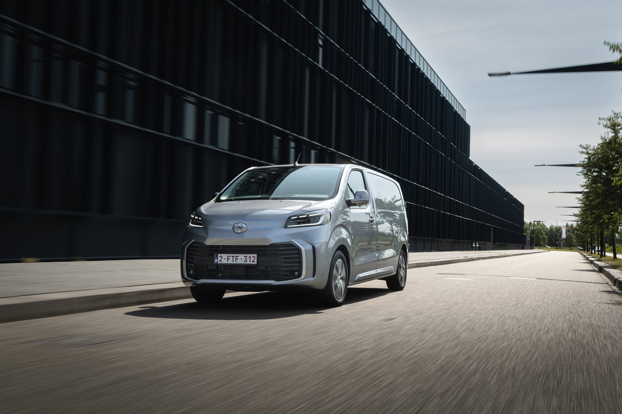 Korzystny „Leasing Zima z Elektrykiem” dla nowej Toyoty bZ4X oraz samochodów z gamy Toyota Professional