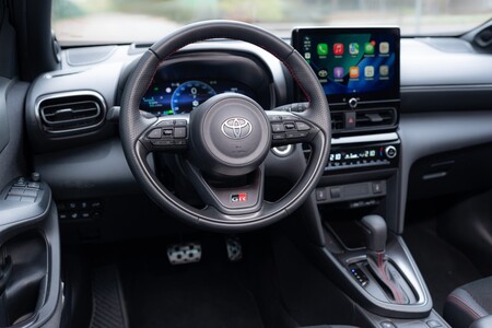 Ponad 50 tysięcy hybrydowych Toyot Yaris Cross sprzedanych w Polsce. Oszczędne hybrydy napędzają bestseller segmentu B-SUV