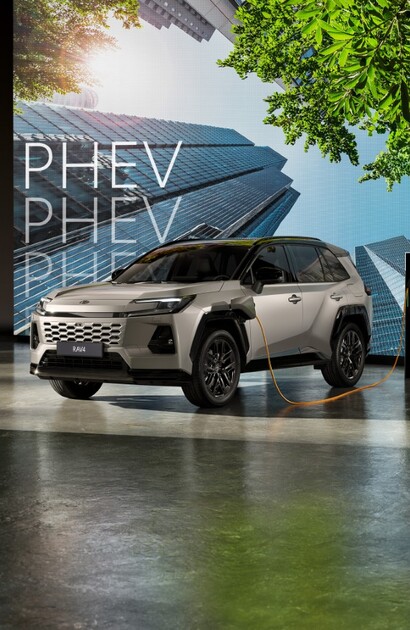 Nowa Toyota RAV4 Plug-in Hybrid od 203 900 zł. Większy zasięg w trybie EV i możliwość szybkiego ładowania