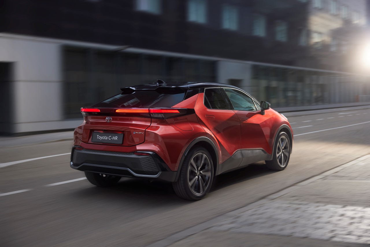 Toyoty C-HR z 2025 roku produkcji w nowej ofercie. Oszczędna hybryda i bogato wyposażone wersje