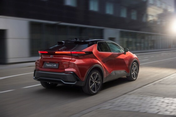 Toyoty C-HR z 2025 roku produkcji w nowej ofercie. Oszczędna hybryda i bogato wyposażone wersje