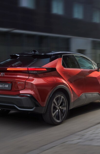 Toyoty C-HR z 2025 roku produkcji w nowej ofercie. Oszczędna hybryda i bogato wyposażone wersje