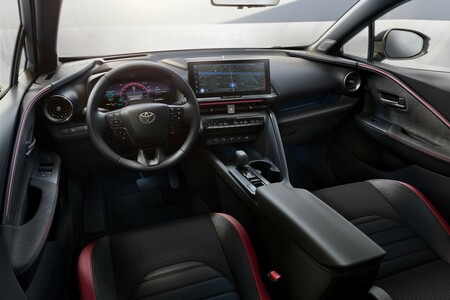 Toyoty C-HR z 2025 roku produkcji w nowej ofercie. Oszczędna hybryda i bogato wyposażone wersje