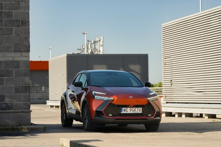 Toyoty C-HR z 2025 roku produkcji w nowej ofercie. Oszczędna hybryda i bogato wyposażone wersje
