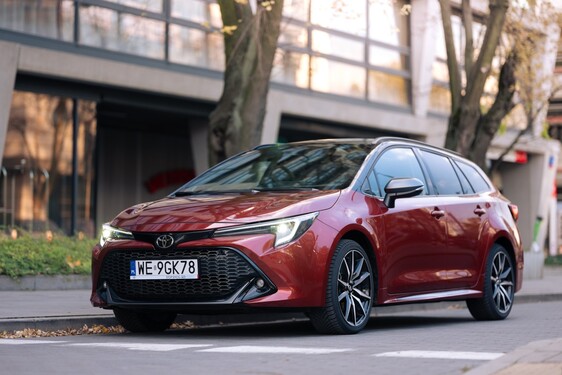 Toyota powiększa przewagę na polskim rynku. Lider wśród klientów indywidualnych i flot