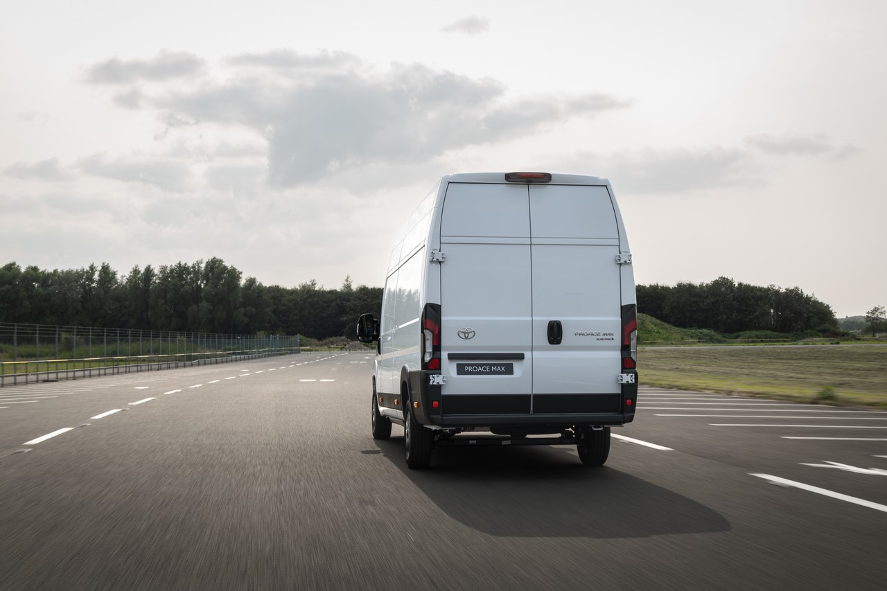 Trzy samochody Toyota Professional w Top10 najpopularniejszych aut LCV w Polsce. Marka liderem rynku