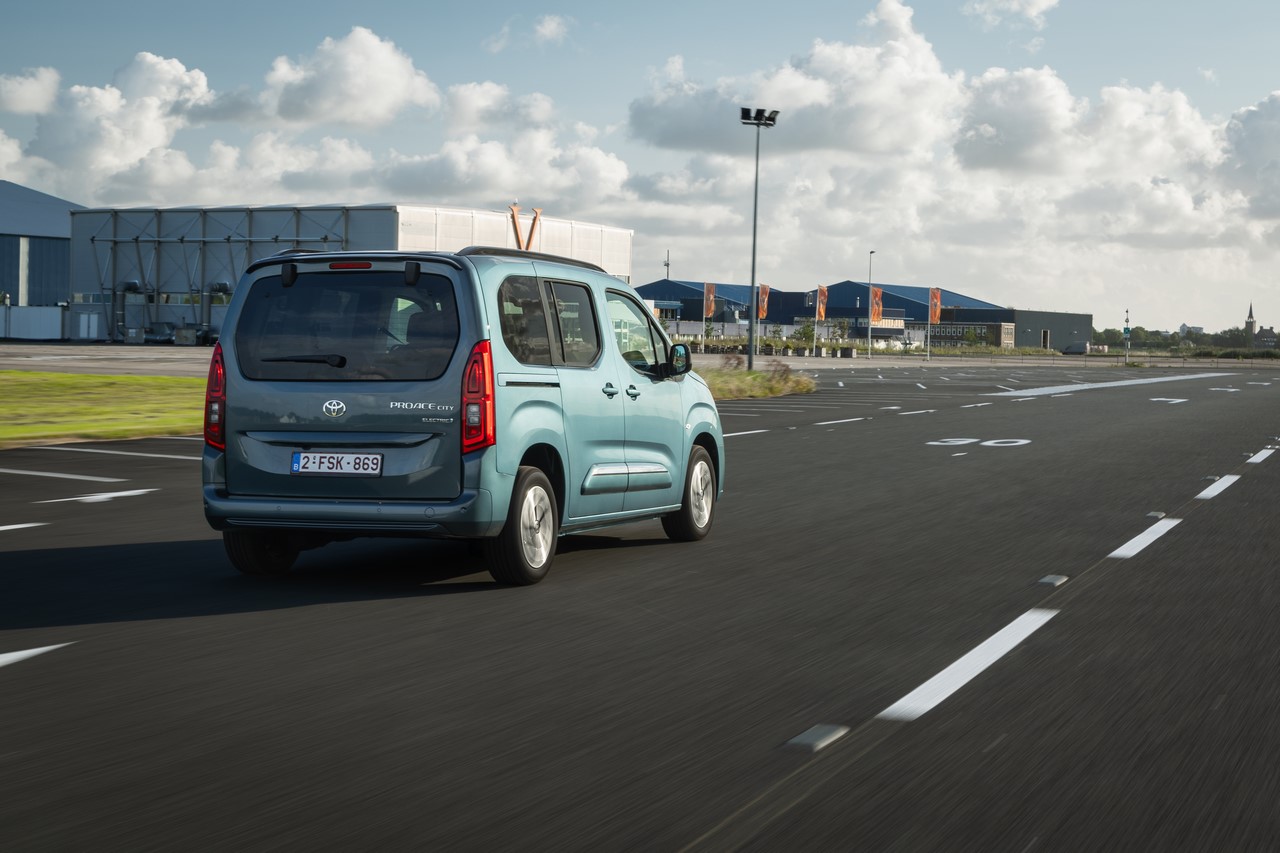 Trzy samochody Toyota Professional w Top10 najpopularniejszych aut LCV w Polsce. Marka liderem rynku