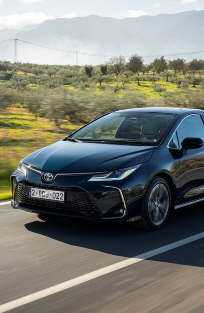 Toyota Corolla Sedan w specjalnej ofercie wyprzedażowej. Obniżone ceny hybrydy i wysoki rabat dla aut z silnikiem 1.5