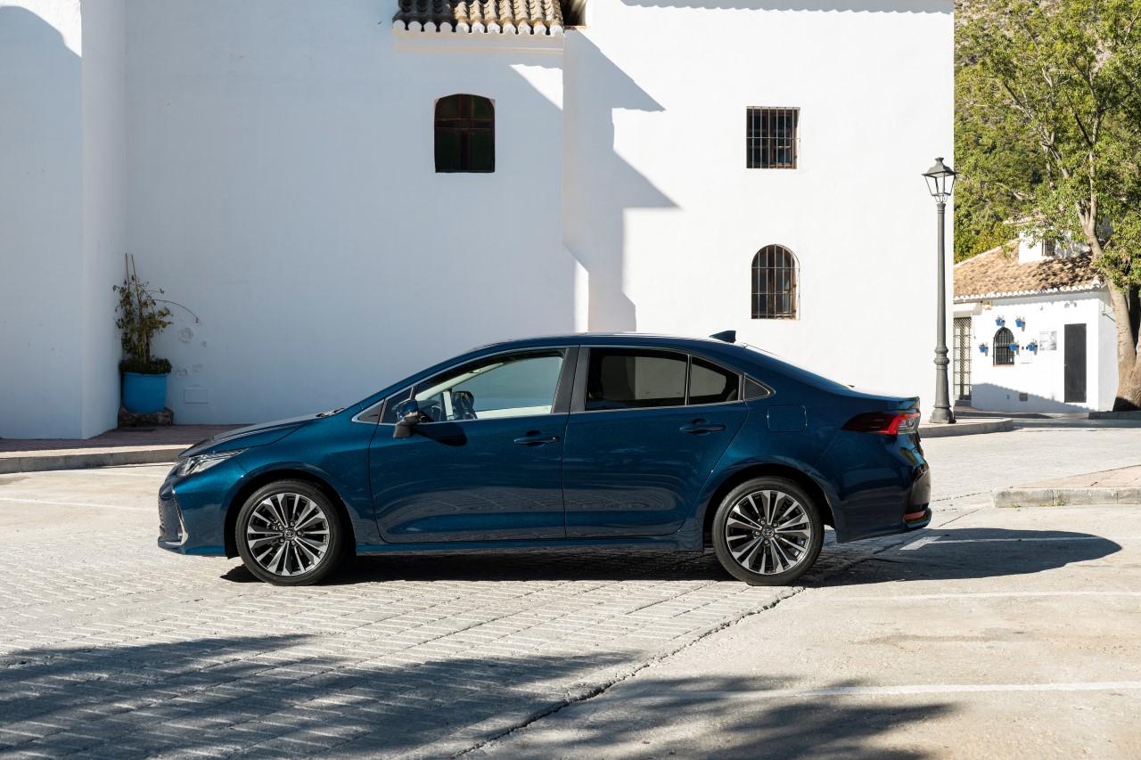 Toyota Corolla Sedan w specjalnej ofercie wyprzedażowej. Obniżone ceny hybrydy i wysoki rabat dla aut z silnikiem 1.5