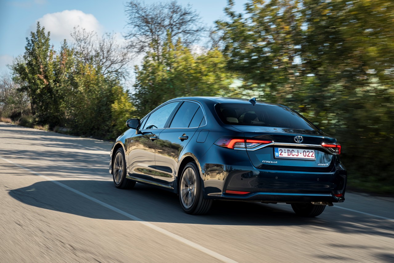 Toyota Corolla Sedan w specjalnej ofercie wyprzedażowej. Obniżone ceny hybrydy i wysoki rabat dla aut z silnikiem 1.5