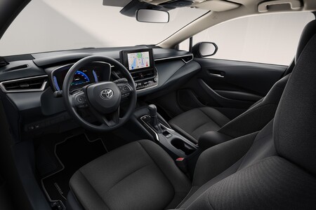 Toyota Corolla Sedan w specjalnej ofercie wyprzedażowej. Obniżone ceny hybrydy i wysoki rabat dla aut z silnikiem 1.5