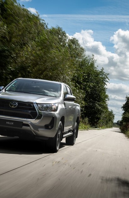 Toyota Hilux w wyprzedaży rocznika 2025 już od 161 392 zł netto. Atrakcyjne pakiety bez dopłaty