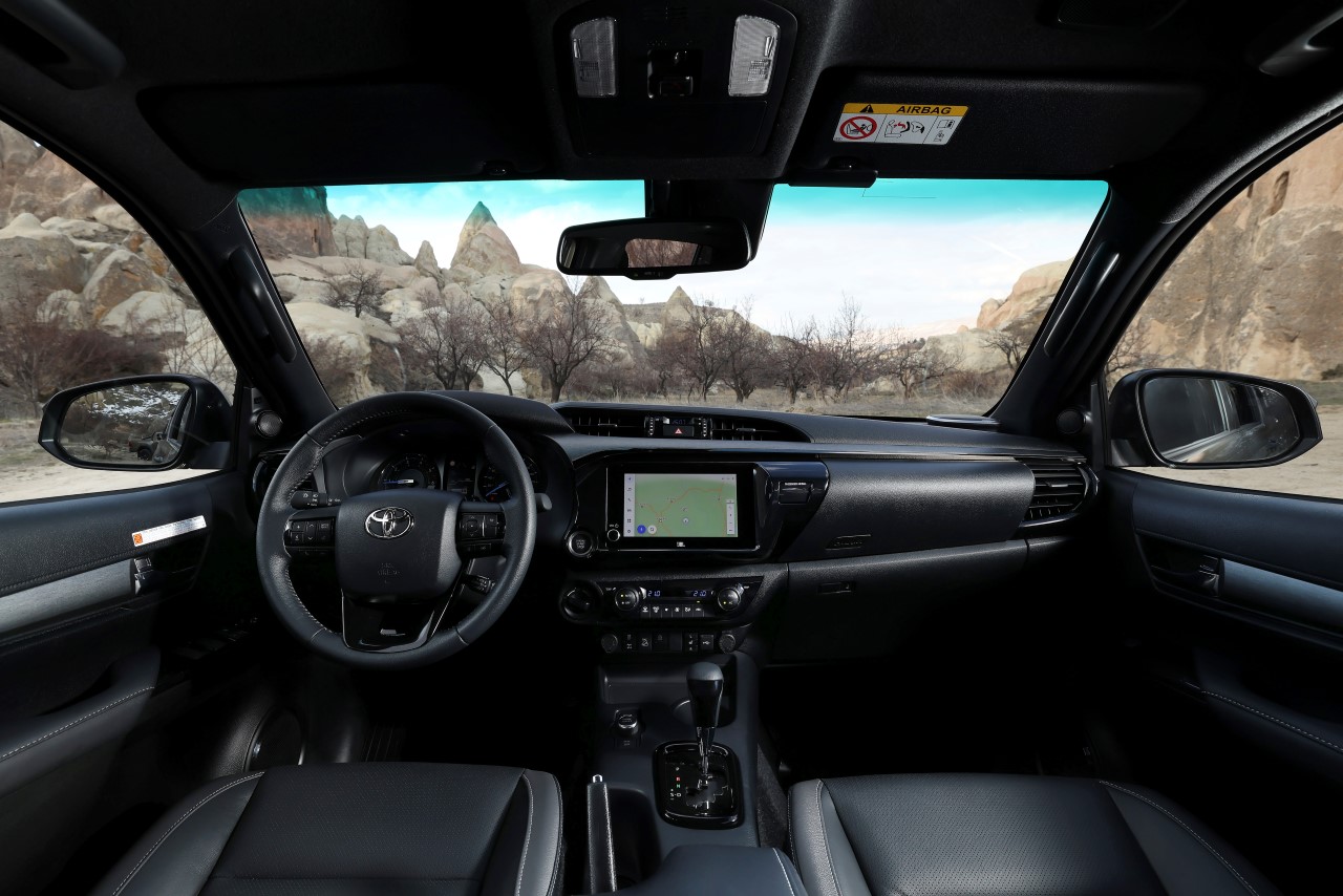 Toyota Hilux w wyprzedaży rocznika 2025 już od 161 392 zł netto. Atrakcyjne pakiety bez dopłaty